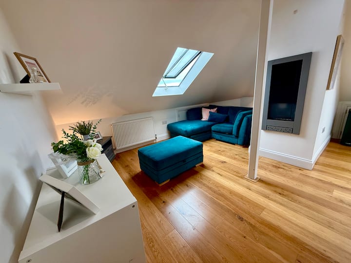 Homely Wivenhoe Penthouse Apartment - Colchester