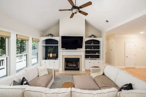 Blissful Lake Views + Hot Tub + Pool Table