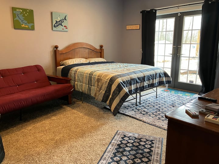 Esta habitación está en el piso donde tienes acceso a la piscina, la sala de estar y la cocina. También hay mucho espacio para una zona de juegos/TV para niños en esta habitación. Hay un futón y bolsas de frijoles adicionales en esta habitación para ellos. 