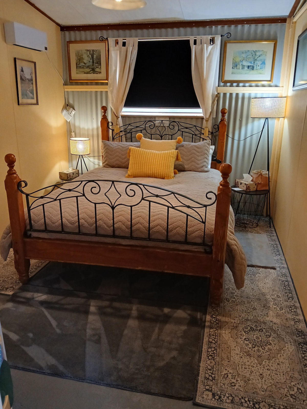 Cosy comfortable Queen bed.
Winter wool blankets, flannalette sheets, Double electric blanket/double switches, heavy doona.
 Step on fluffy mats.
 Extra pillows,  tissues, light & dark blinds, wall heater, open closet.
Doggie bed/blankets/ towels. 