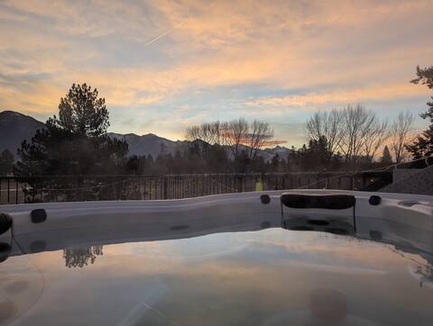 Sleeps 13. Rooftop Spa, 6 mi to Flathead Lake