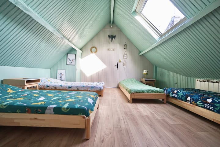 חדר ילדים עם 4 מיטות יחיד 