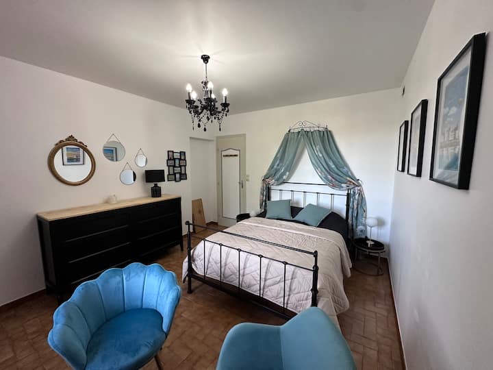 חדר טירה 
140 מיטות 
טלוויזיה 