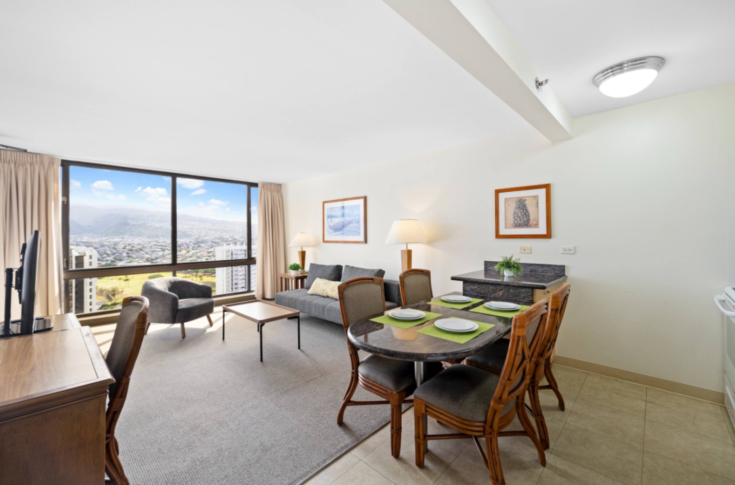 Condo in Honolulu · ★4.47 · 1 bedroom · 2 beds · 1 shared bath - Image 3