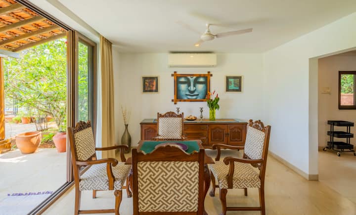 Rooms: Living area