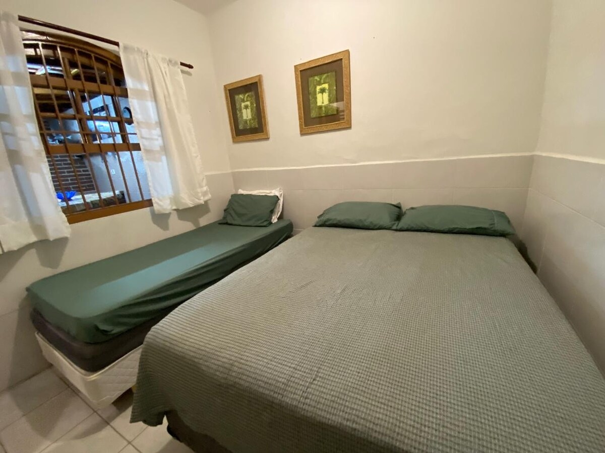 edicula עם מיטה זוגית, מיטת יחיד אחת וחדר רחצה אחד.