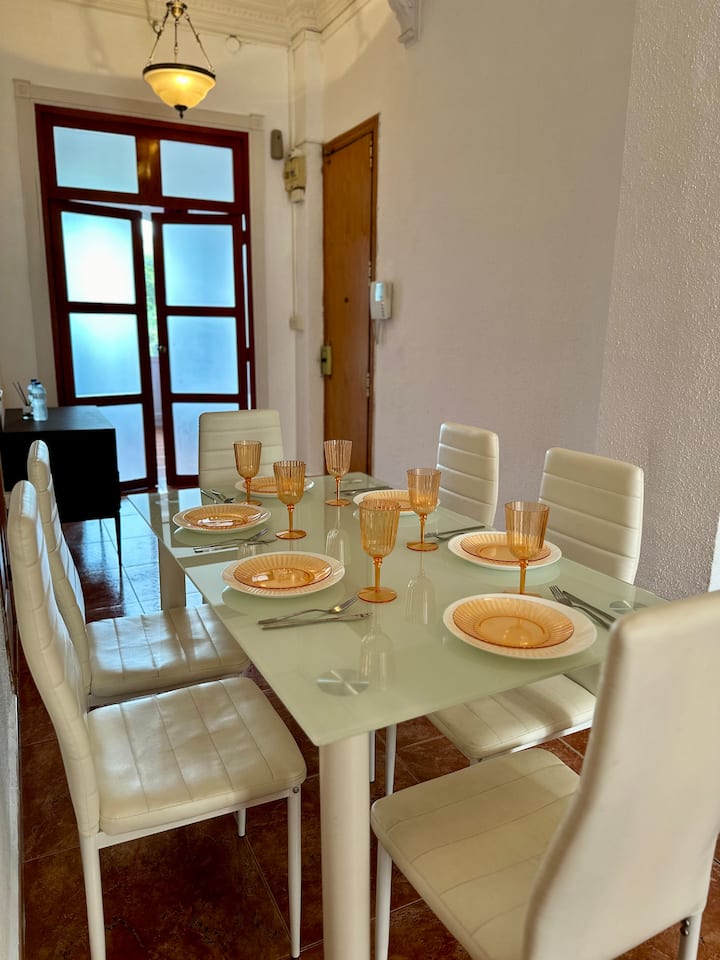 Popular Airbnb listing: Apartamento Centrico in Valencia in El Pla Del Real