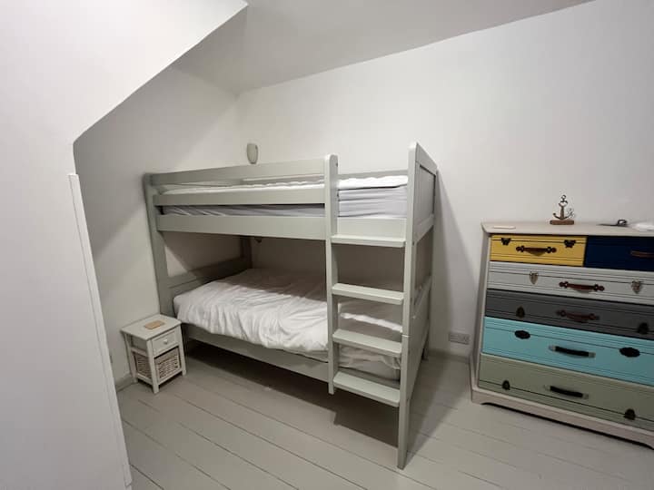 Მეკობრეების გამოქვაბული
Საბავშვო ოთახი ორსართულიანი საწოლებით