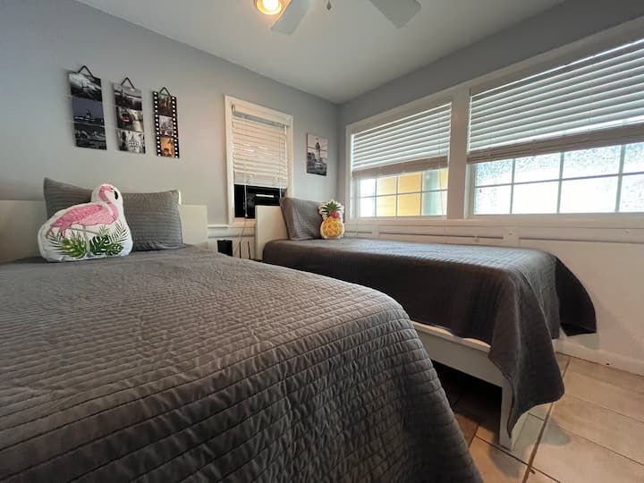 Единични легла. Осигурено е спално бельо. 