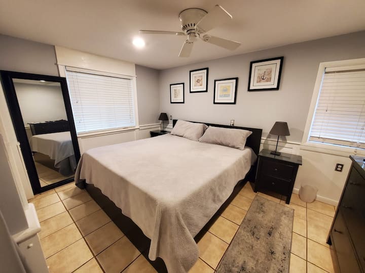 Голямо двойно легло. Включено спално бельо в мястото за престой. 