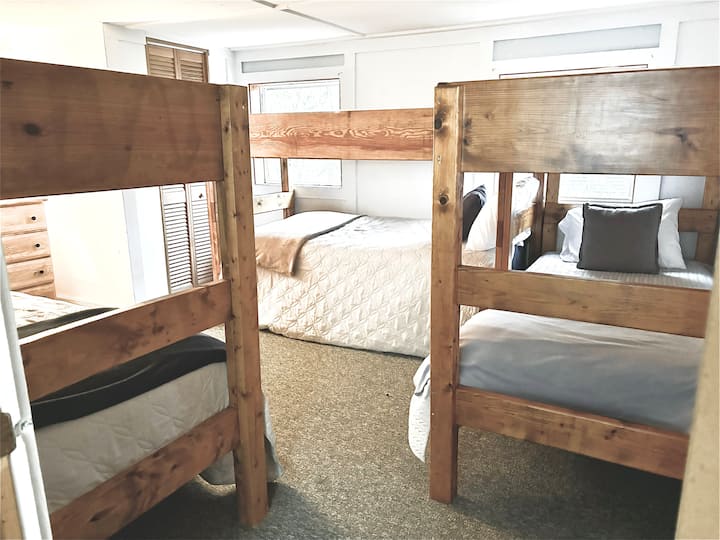 Vitanda vitatu vya ghorofa, vyote ni ukubwa wa mapacha. Kabati dogo na kabati la nguo, sehemu ya AC, eneo la chumba cha matope kwa ajili ya mizigo na koti za kuning 'inia n.k. 