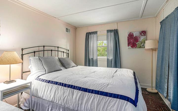 Chumba cha kulala cha kwanza katika nyumba ya ghorofa. Ina vifaa vya AC. 