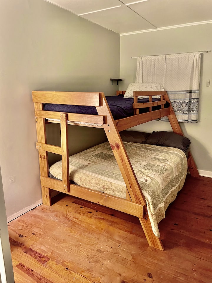 Chumba cha kulala cha pili katika nyumba kuu. Kitanda cha ghorofa kilicho na mapacha juu na kilichojaa chini. Chumba cha kulala kina kabati na rafu ya mizigo. 