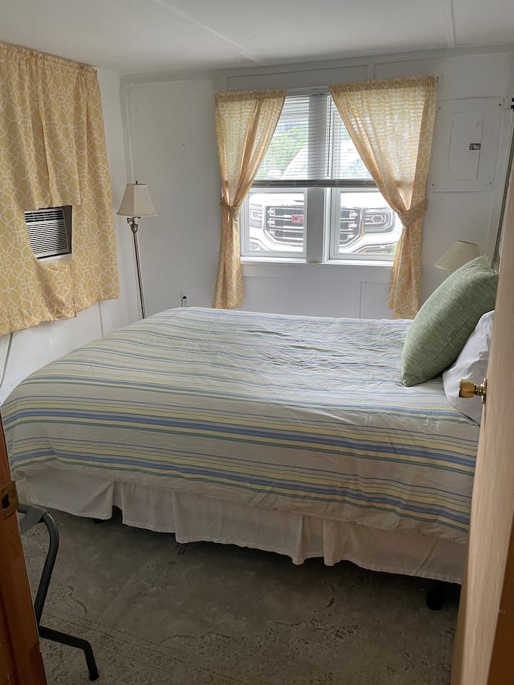 Chumba cha kulala cha tatu katika nyumba ya ghorofa. Kitanda aina ya Queen na kitengo cha AC. 