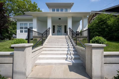 Downtown Dream: 5BR Retreat with Hot Tub & Gym