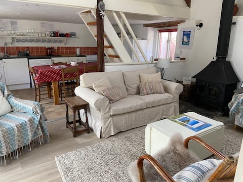 Top performing Airbnb: Crab Cottage - 100 metres to the beach in Newport
