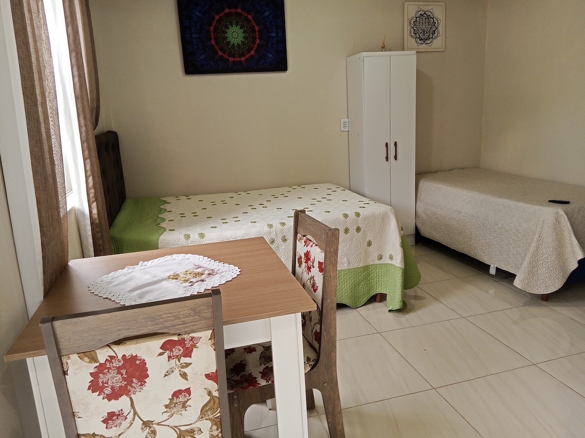 1 cama doble y 1 cama individual, 1 colchón individual y puede alojar a 4 huéspedes, 1 armario, TV, sábanas, almohadas, manta, 1 ventilador