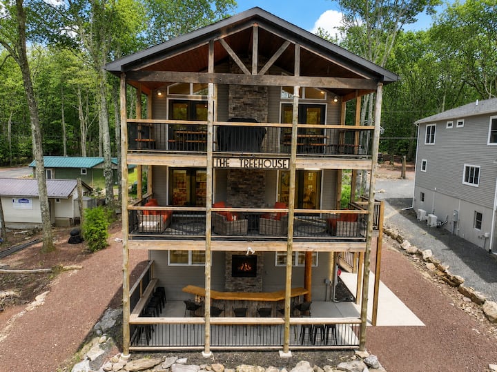 Treehouse By Pmr: 9br, Lake View, Sleeps 28 - Pocono Mountains, PA