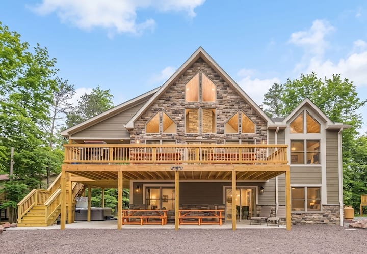 Rainier By Pmr: 8br W/ Elevator, Sleeps 26 - Pocono Mountains, PA