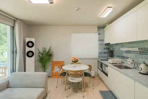 Green Tree Youngwol (West House)/Quiet Forest Road/Young Moon Y Park/Sam Bridge