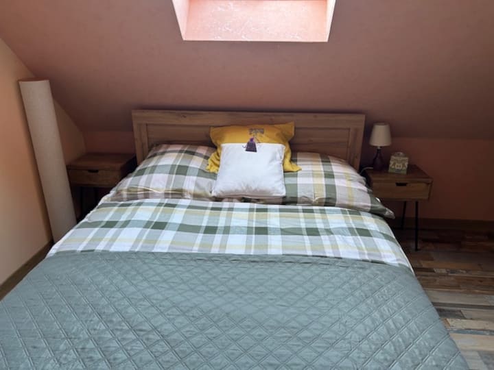 Posteľ 140 cm x 205 cm, komoda, toaletný stolík, vešiaky, nočné lampičky. Bavlnená saténová posteľná bielizeň alebo bavlnený flanel v zime. Do tejto izby je možné umiestniť cestovnú detskú postieľku pre bábätko; poskytuje ju dom.