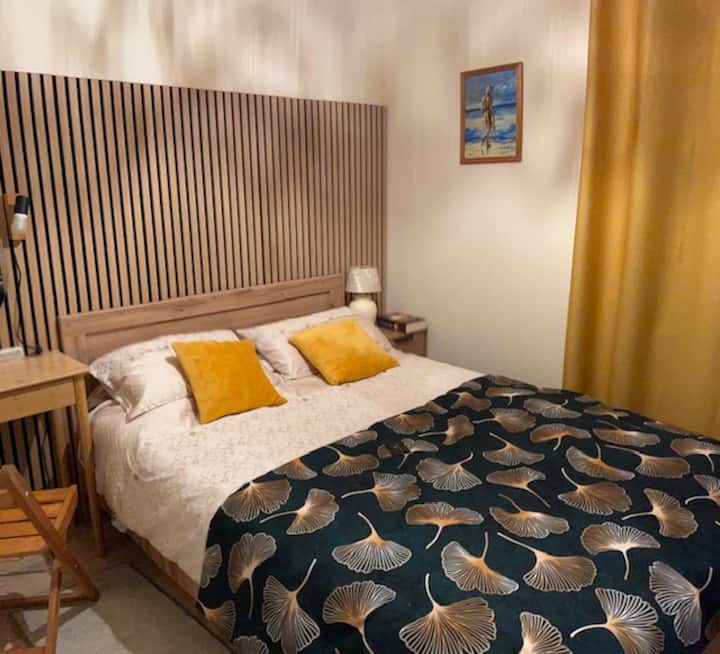 מיטה 140x200 ס"מ, שולחן איפור, שידה וארון בגדים.  בסביבה הקרובה.  