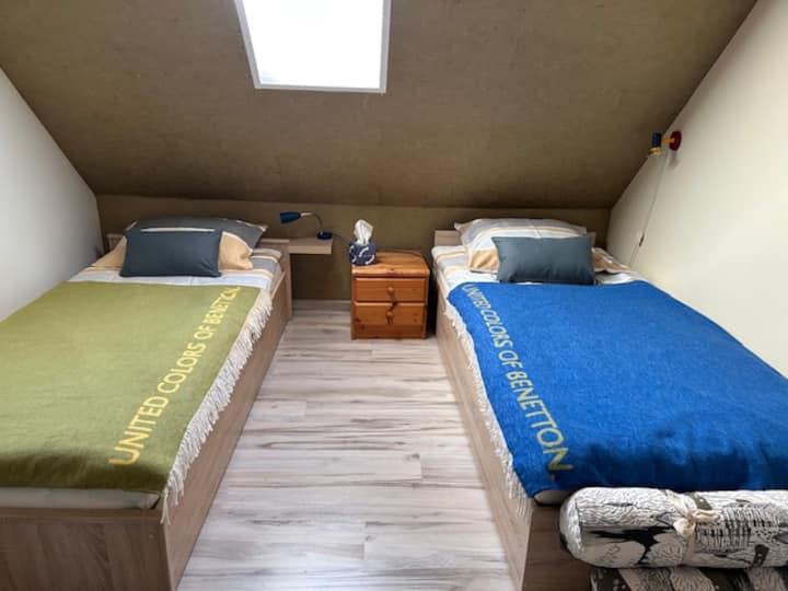 Pokój młodziezowy . Dwa pojedyncze łózka 90x205 cm, stolik komputerowy z fotelem ,  komoda,  fotel leniuch .