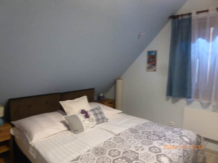 Dve kontinentálne postele spojené háčikmi, každá so samostatnou prikrývkou 140 x 200 cm. Na požiadanie je možné poskytnúť jednu veľkú prikrývku s rozmermi 200 x 220 cm.