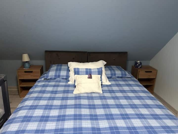 שתי מיטות קונטיננטל, מחוברות באופן קבוע עם ווים, ניתן להכין שתי מיטות נפרדות על פי בקשה. ניתן להכניס לחדר מיטת תינוקות בגודל 60x120 ס"מ לילדים קטנים 