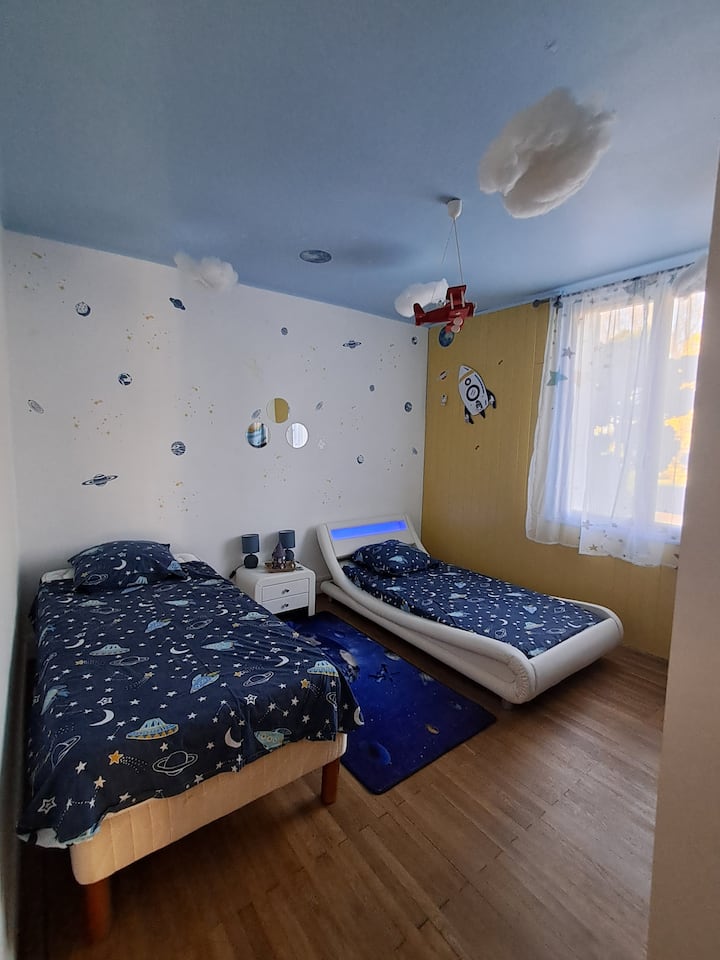 2 camas 1 persona de las cuales 1 con lámparas led integradas 
1 mesita de noche con 2 cajones
2 lámparas de noche 
1 vestidor 4 estantes,  1 cajón, 1 armario