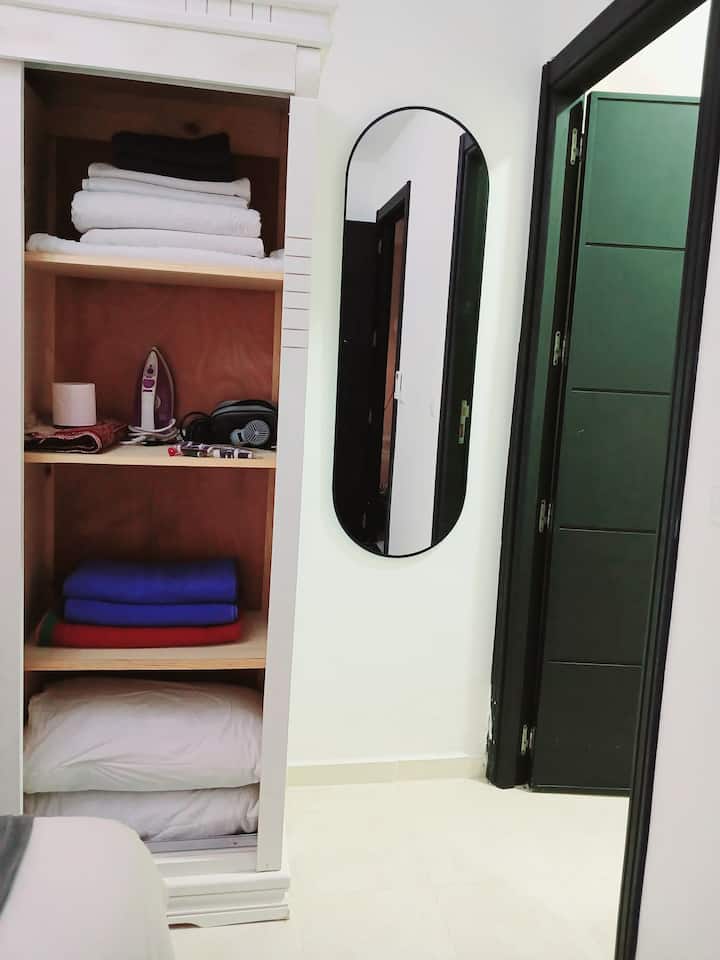 El armario del dormitorio está equipado con toallas, sábanas de baño y piscina, así como accesorios adicionales. También hay disponible una plancha para el pelo, un secador de pelo, una plancha y una aguja de coser.