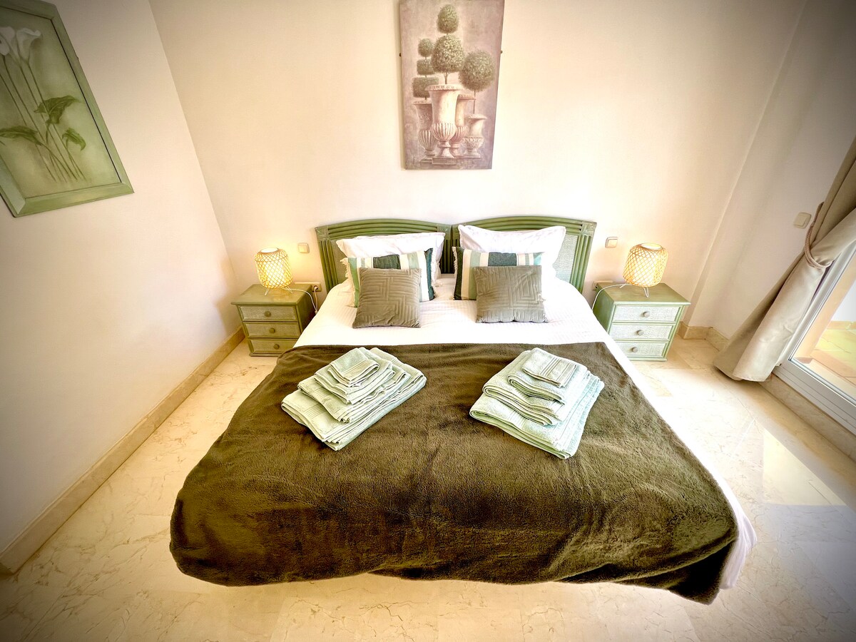 חדר שינה ראשי מפואר עם מיטת סופר קינג סייז   