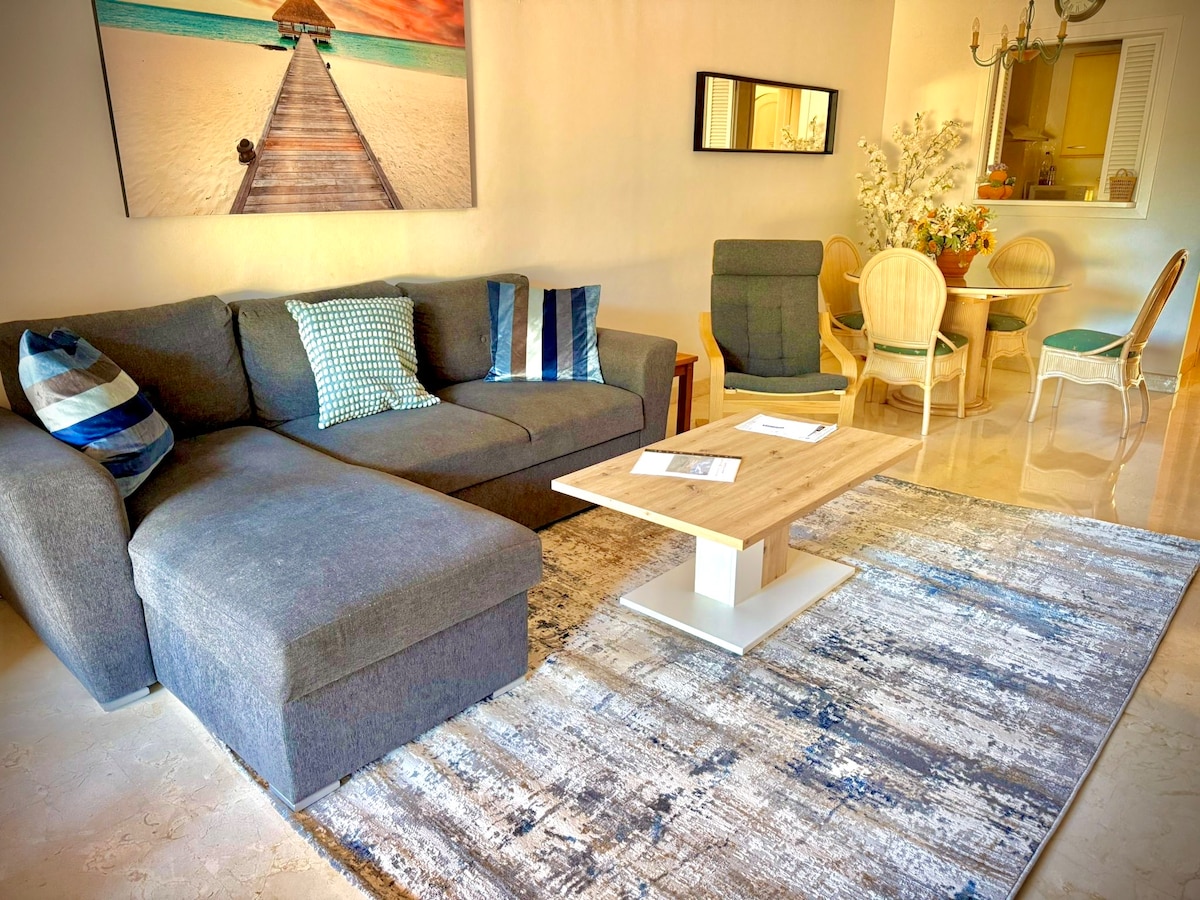 סלון ראשי - הספה היא גם ספה נפתחת. 
טלוויזיה 55 אינץ' וגם אינטרנט אלחוטי מהיר. 