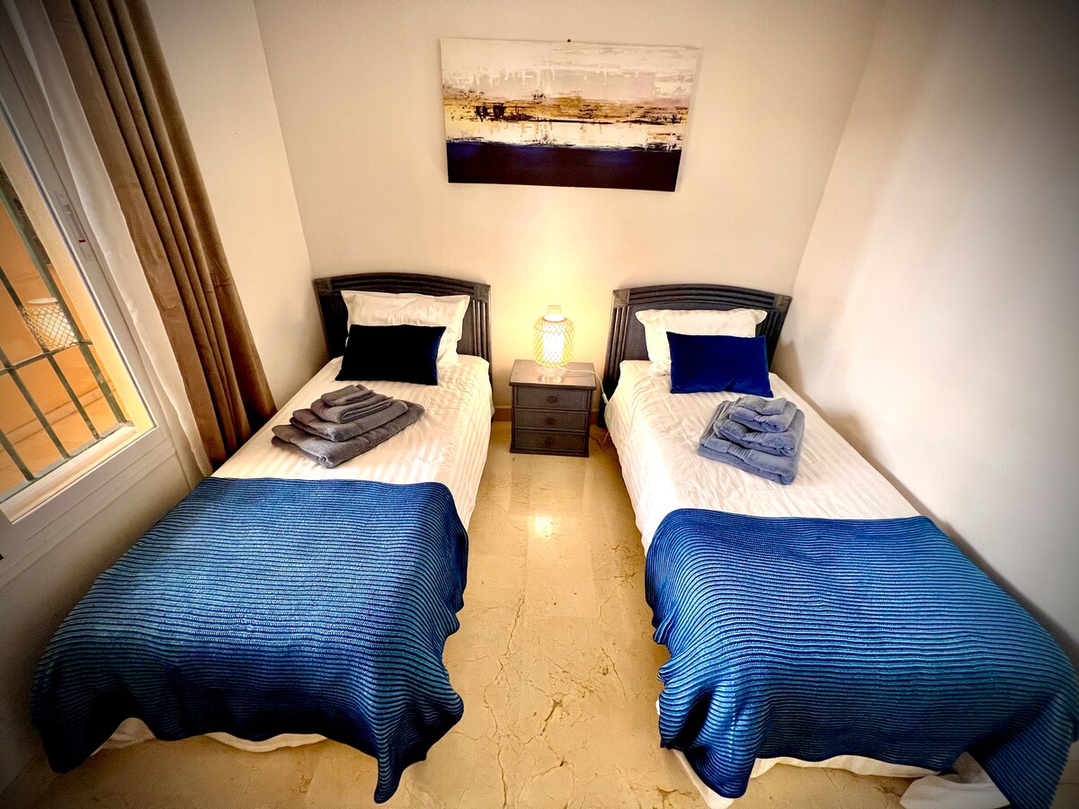 שתי מיטות יחיד בחדר השינה השני 