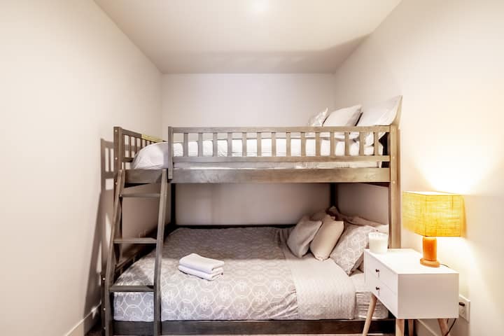 Mashuka yenye starehe na nafasi kubwa kwa ajili ya familia! Mara mbili juu, malkia chini.
