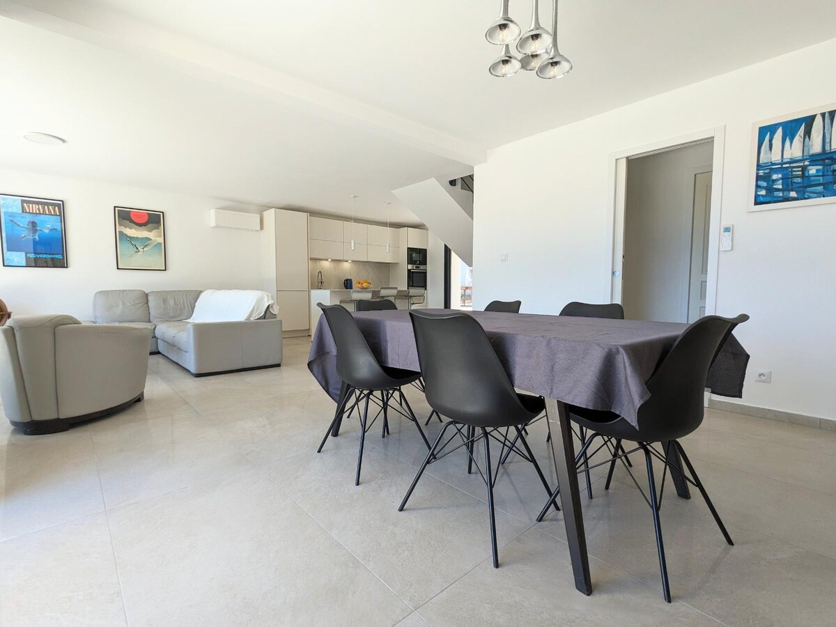 Erfolgreiche Airbnb-Immobilie: Sea view villa with pool 2 minutes to the beach in Saint Mandrier Sur Mer