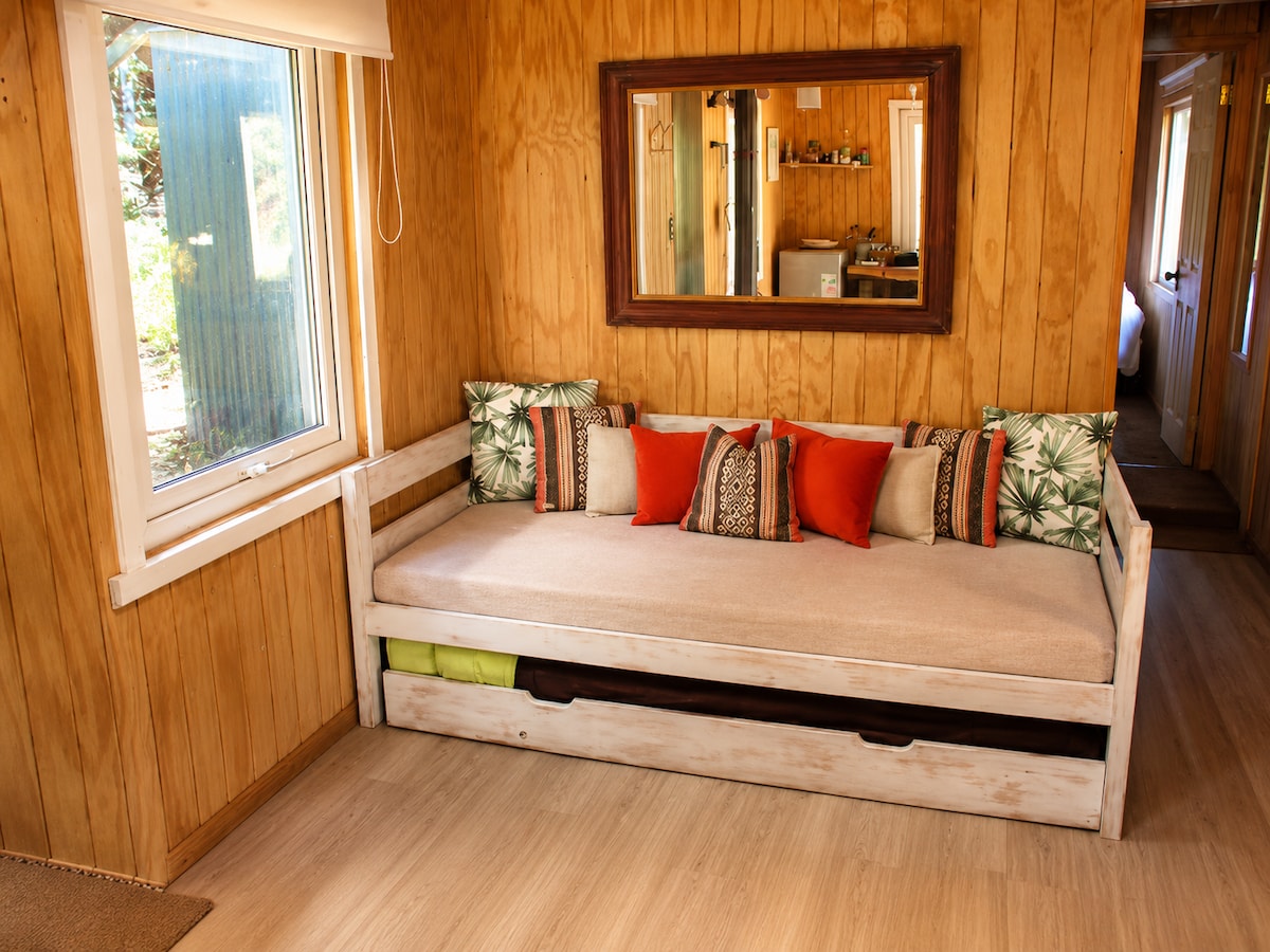 Sala de estar de la Cabaña Fío-fío con sofá cama