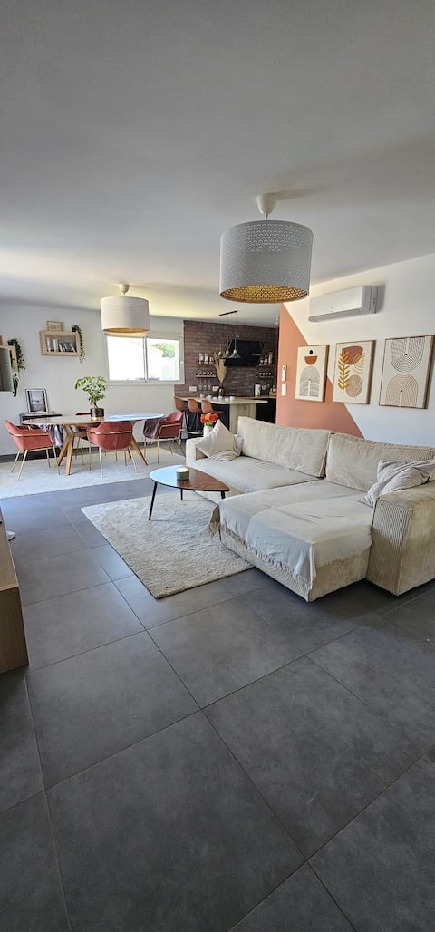 House between forest and vineyards, near CNPE