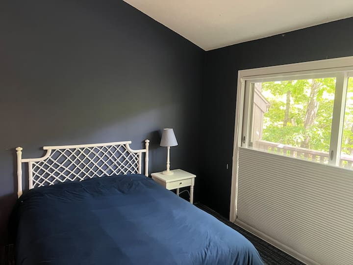 Bračni krevet i krevetić Serta s privatnom kupaonicom. 