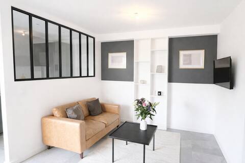 Top performing Airbnb: M025 Functional 1-bedroom apartment, train station. in Annemasse