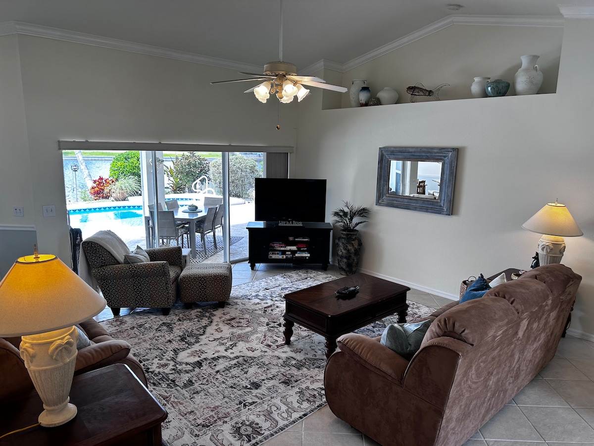 Dnevni boravak s pogledom na bazen/verandu