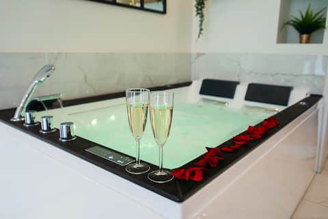 L'émeraude – Cocon Amoureux #Balcony with hot tub, air conditioning