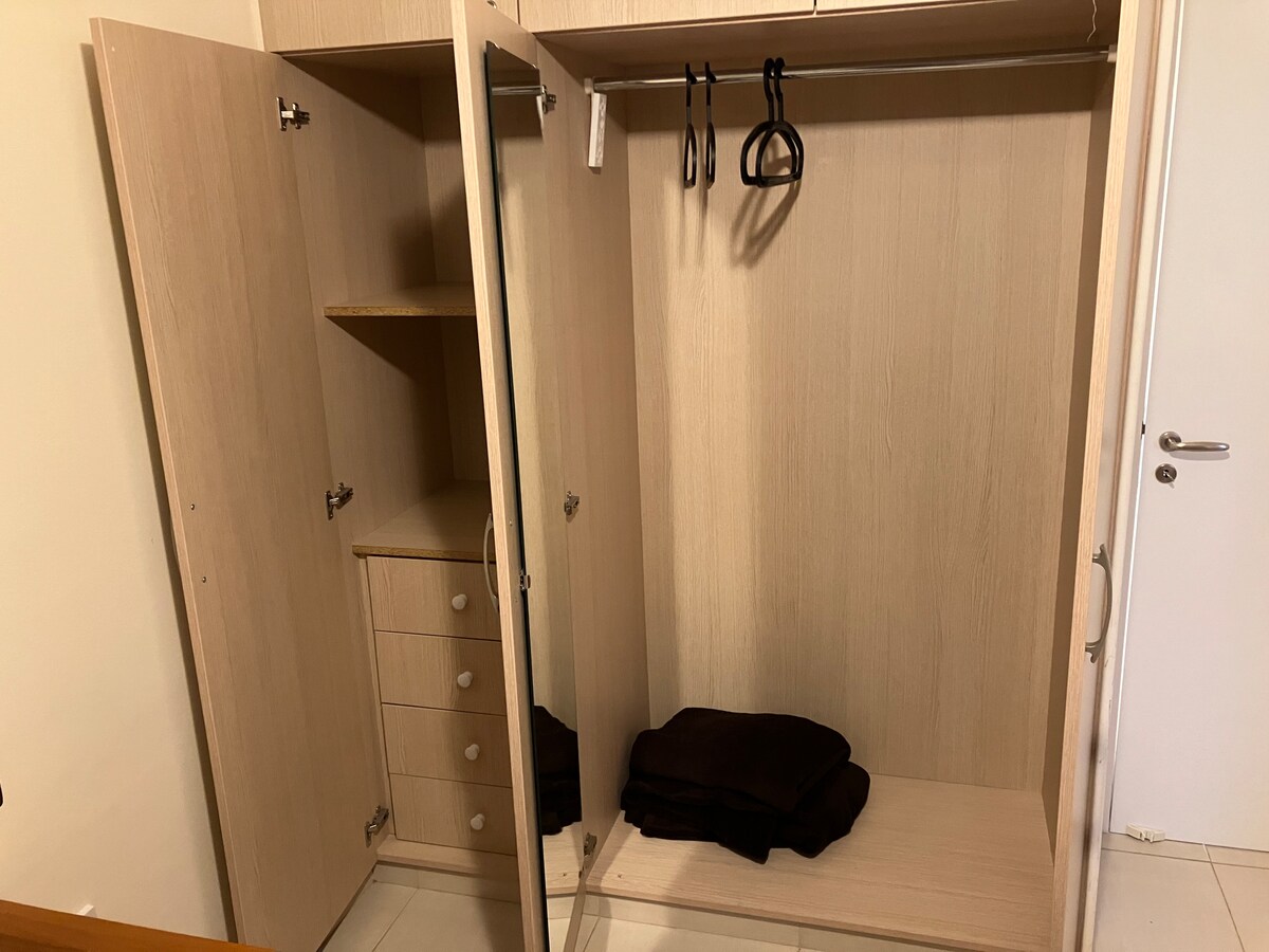 Cada dormitorio tiene un armario doble con cuatro cajones y estantes y un espejo largo instalado dentro de la puerta del armario.