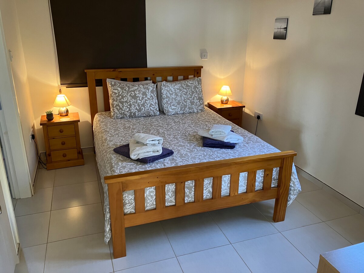 Cama tamaño king en el baño con lámparas de atenuación del estado de ánimo, aire acondicionado y ventilador de techo