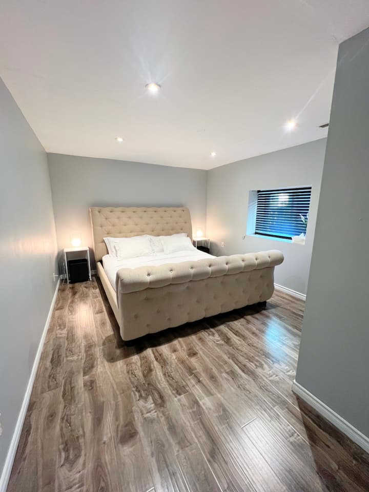 Dormitorio principal con cama tamaño king