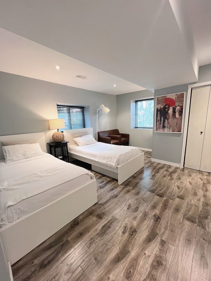 Dormitorio secundario con dos camas individuales.