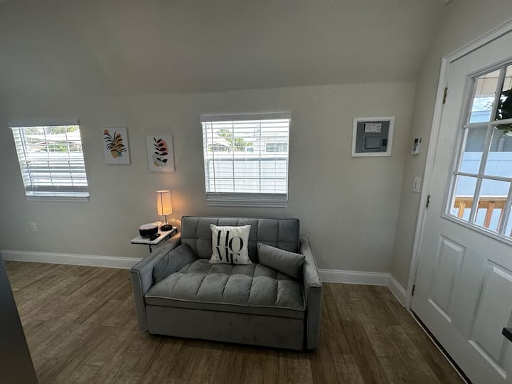 Კომფორტული დასასვენებელი ადგილი შოუს გასაცნობად, წასაკითხად ან საყურებლად.