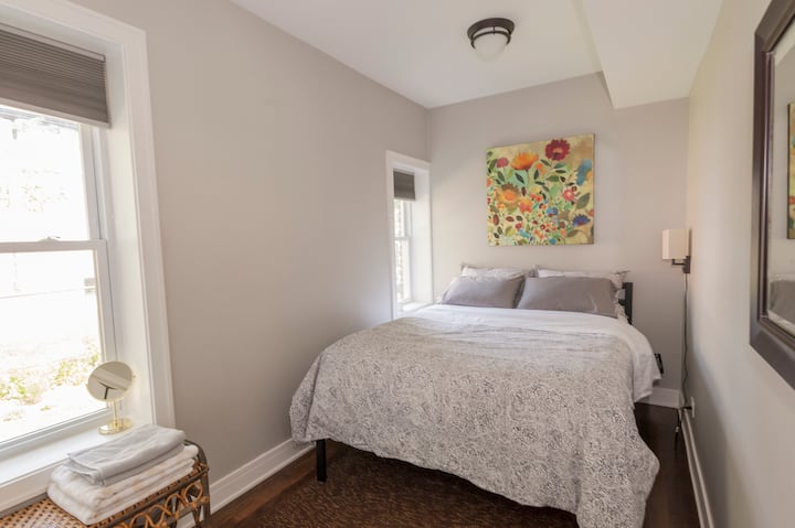 Cuenta con colchón tamaño queen de alta calidad, sábanas de algodón 100 %, un montón de toallas frescas, persianas opacas, máquina de sonido para el mejor sueño nocturno.