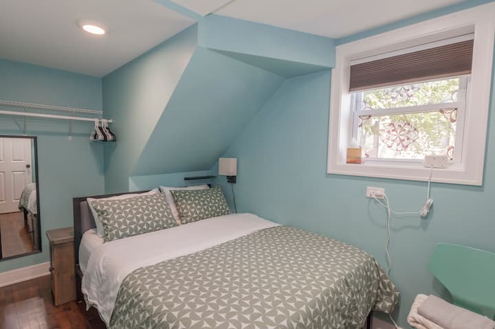 Cuenta con colchón tamaño queen de alta calidad, sábanas de algodón 100 %, un montón de toallas frescas, persianas opacas, máquina de sonido para el mejor sueño nocturno.