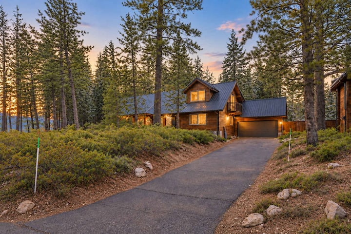 Black Bear's Den: Hot Tub, Game Loft, Nearheavenly - South Lake Tahoe, CA